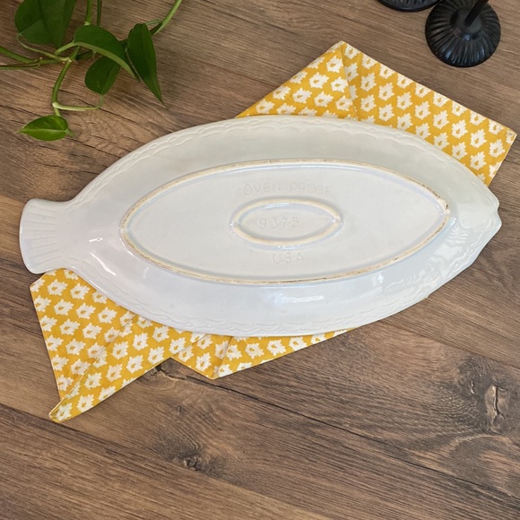 Large White Embossed Glazed Fish Serving Platter - Picture 6 of 9